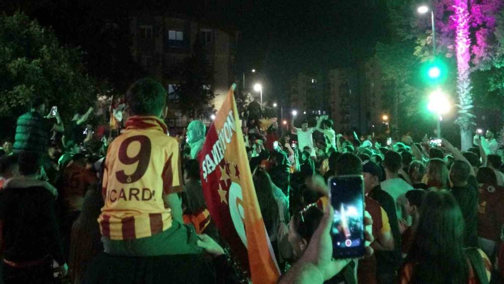 Antalya&rsquo;da derbi galibiyetini kutlayan bir taraftar bı&ccedil;akla yaralandı
