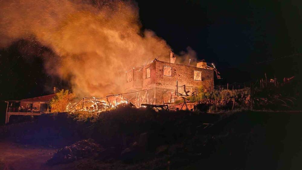 Demirci&rsquo;de korkutan ev yangını
