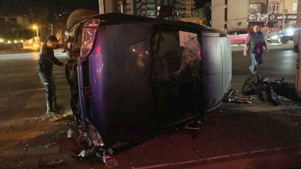 Motosikletle &ccedil;arpışan hafif ticari ara&ccedil; devrildi: 3 yaralı
