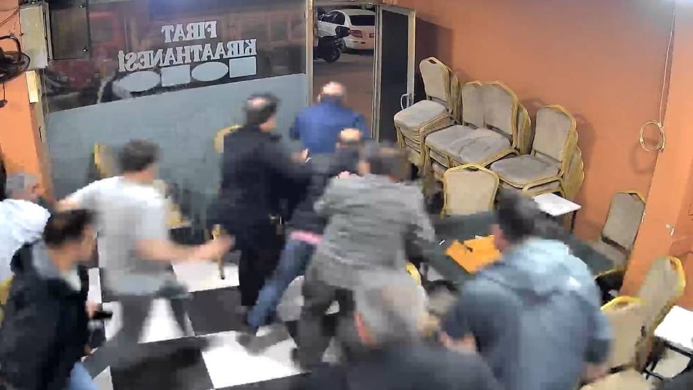 Otomobilden &ccedil;ıkan y&uuml;ksek ses camları titretti kahvehanedekiler deprem korkusu yaşadı
