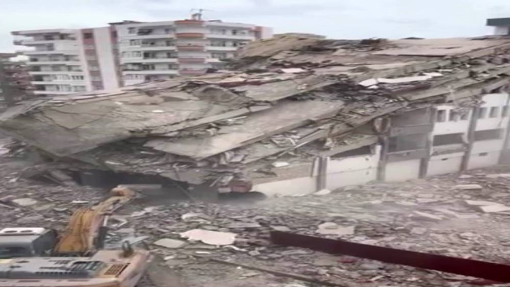 Diyarbakır&rsquo;da ağır hasarlı binalar yıkılıyor
