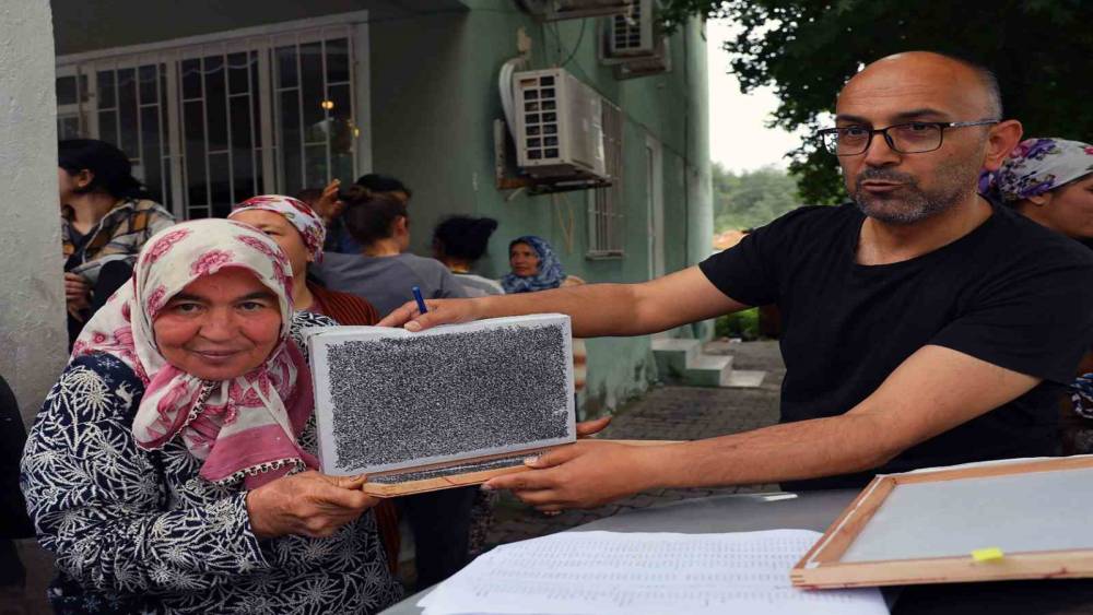 K&ouml;yceğiz&rsquo;de 98 &uuml;reticiye İpekb&ouml;ceği larvası dağıtıldı
