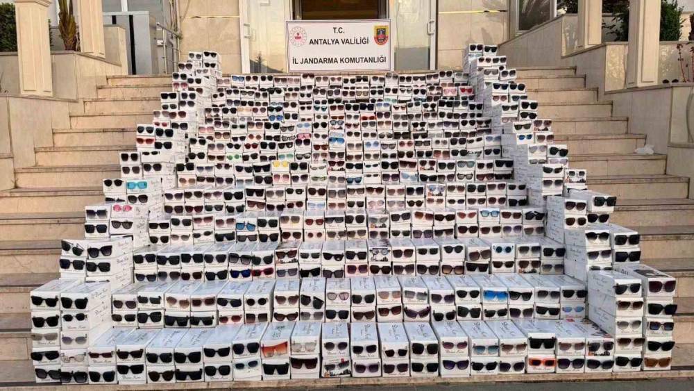 Antalya&rsquo;da piyasa değeri 20 milyon olan 20 bin ka&ccedil;ak g&ouml;zl&uuml;k ele ge&ccedil;irildi
