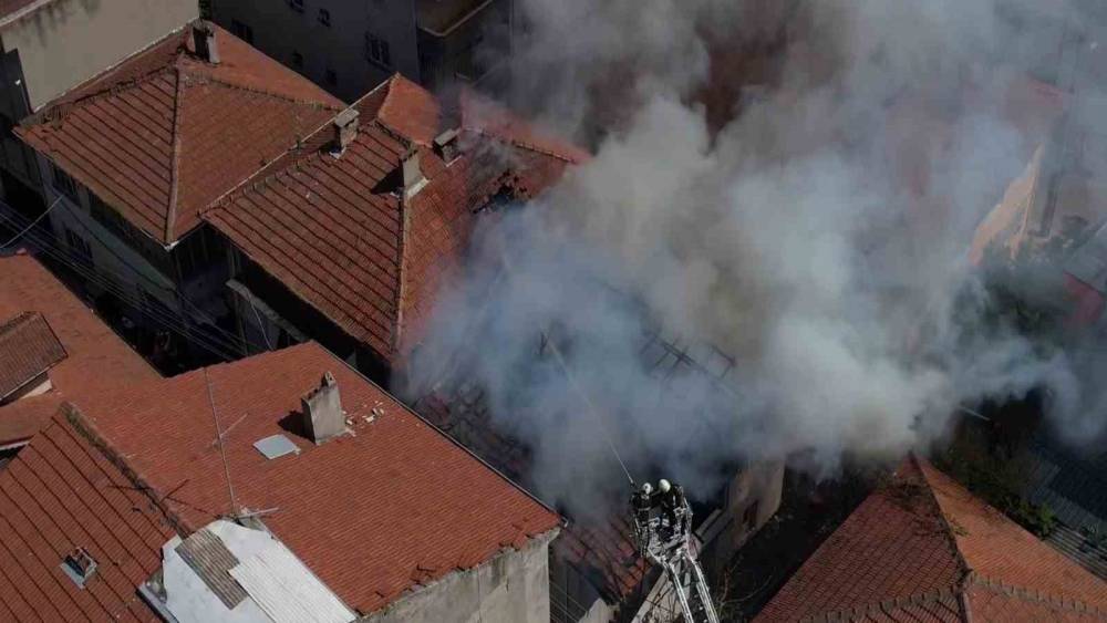 &Ccedil;atı yangınında annenin dikkati faciayı &ouml;nledi
