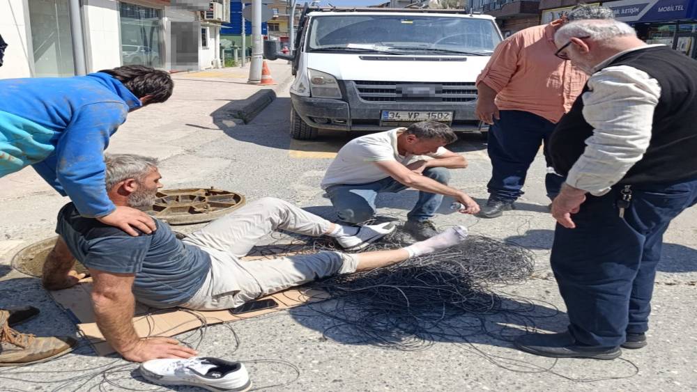 Servis aracı, cadde &uuml;zerinde &ccedil;alışan iş&ccedil;inin ayağını ezdi
