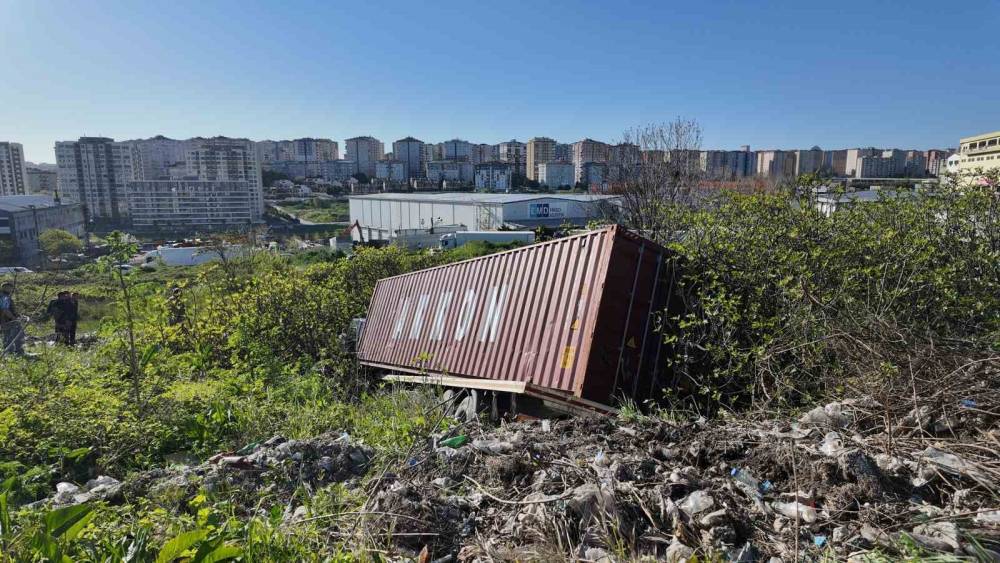 Beylikd&uuml;z&uuml;&rsquo;nde tır kazasında faciadan d&ouml;n&uuml;ld&uuml;
