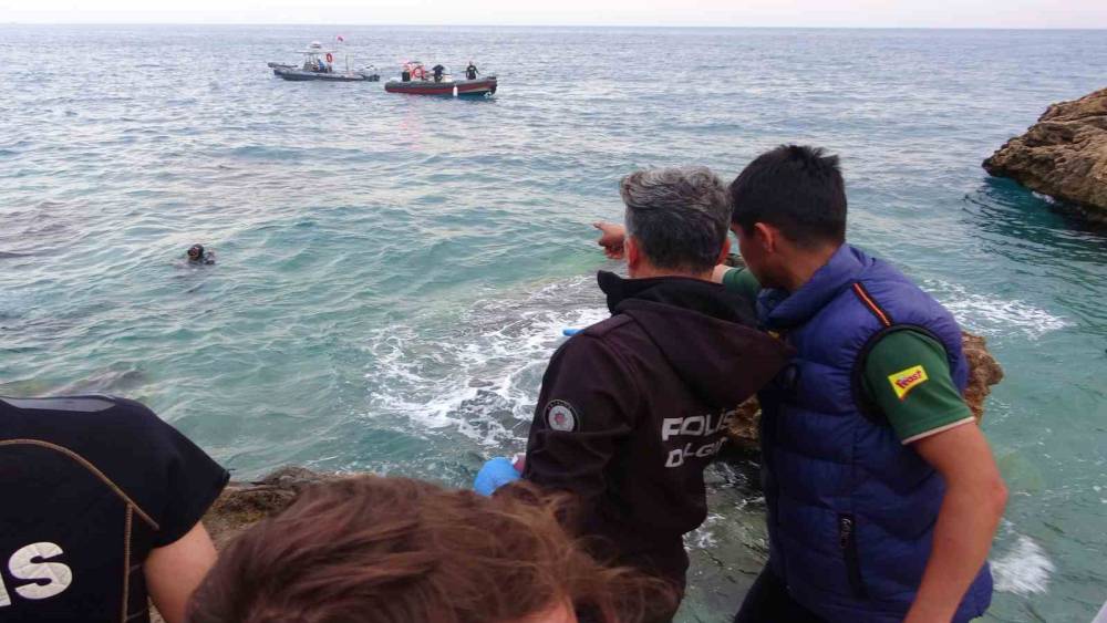 Montuyla ayakkabısını &ccedil;ıkarıp kot ve atletle denize giren gen&ccedil; boğuldu
