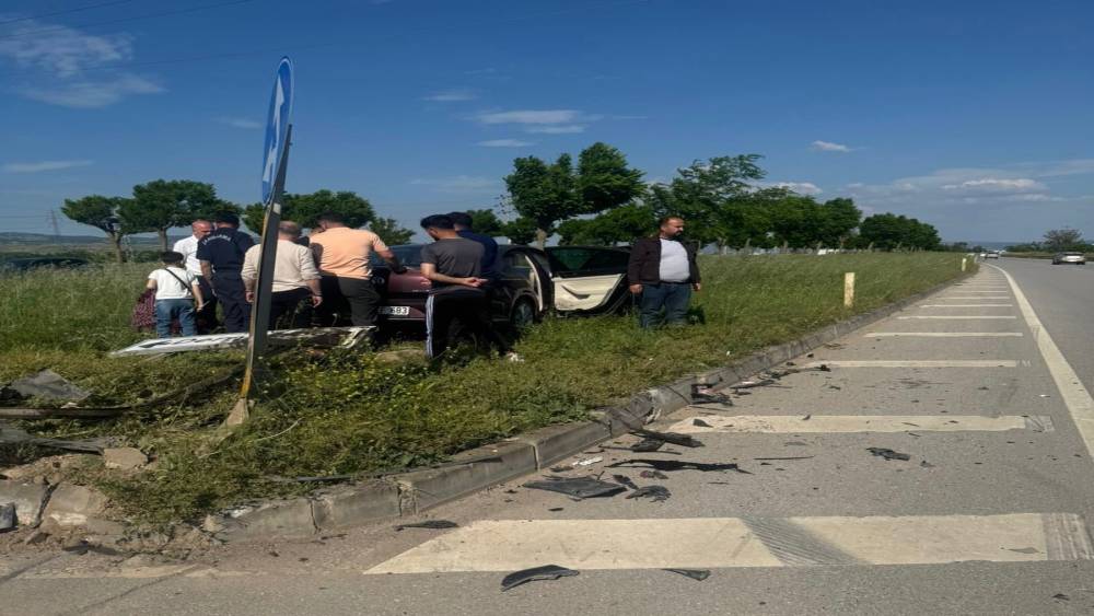 (D&uuml;zeltme) Yenişehir&rsquo;de trafik kazası: 3 yaralı
