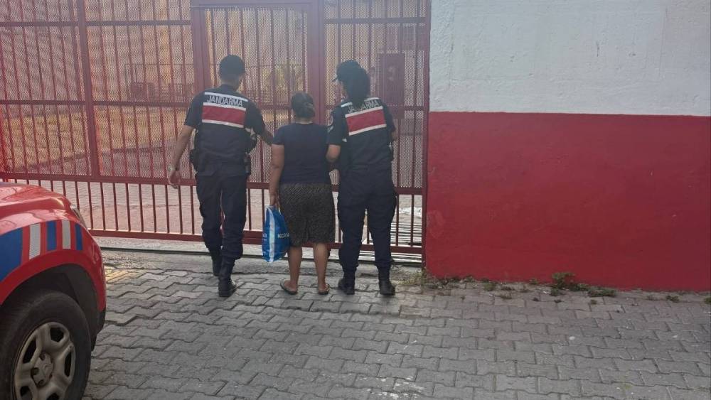 Kuşadası&rsquo;nda 8 yıl 4 ay hapis cezası ile aranan kadın şahıs yakalandı
