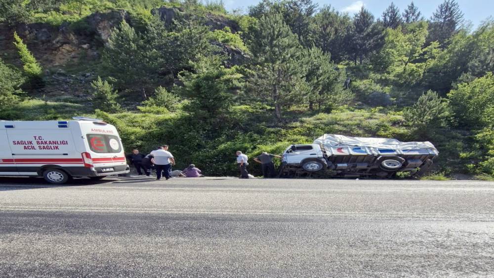 Kastamonu&rsquo;da kamyon şarampole devrildi: 2 yaralı
