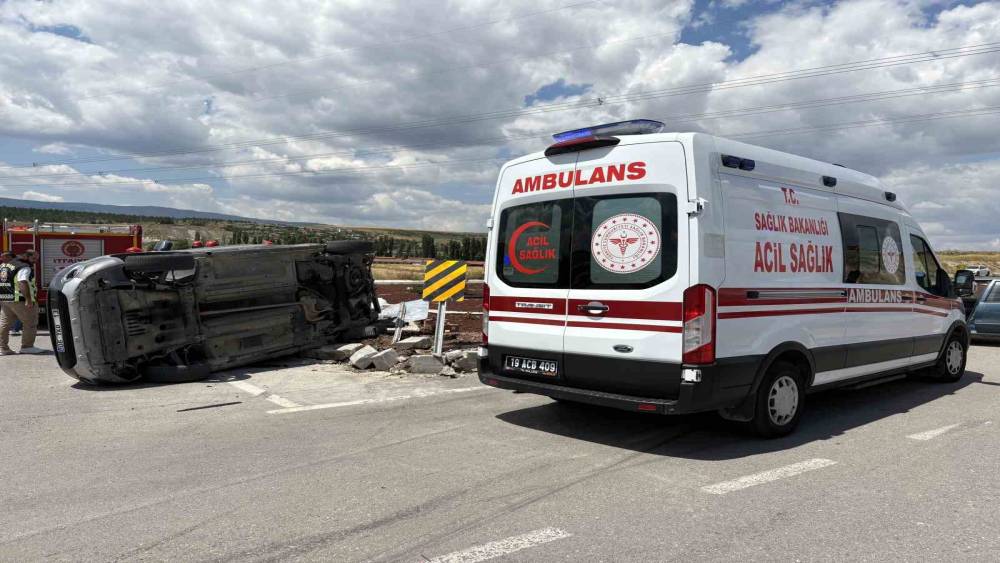 &Ccedil;orum&rsquo;da hafif ticari ara&ccedil; ile otomobil &ccedil;arpıştı: 2&rsquo;si ağır 5 yaralı
