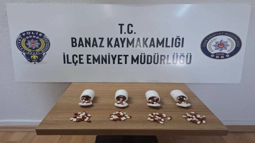 Uşak&rsquo;ta polisten ka&ccedil;an ara&ccedil;tan atılan poşette 197 adet sentetik ecza hapı ele ge&ccedil;irildi
