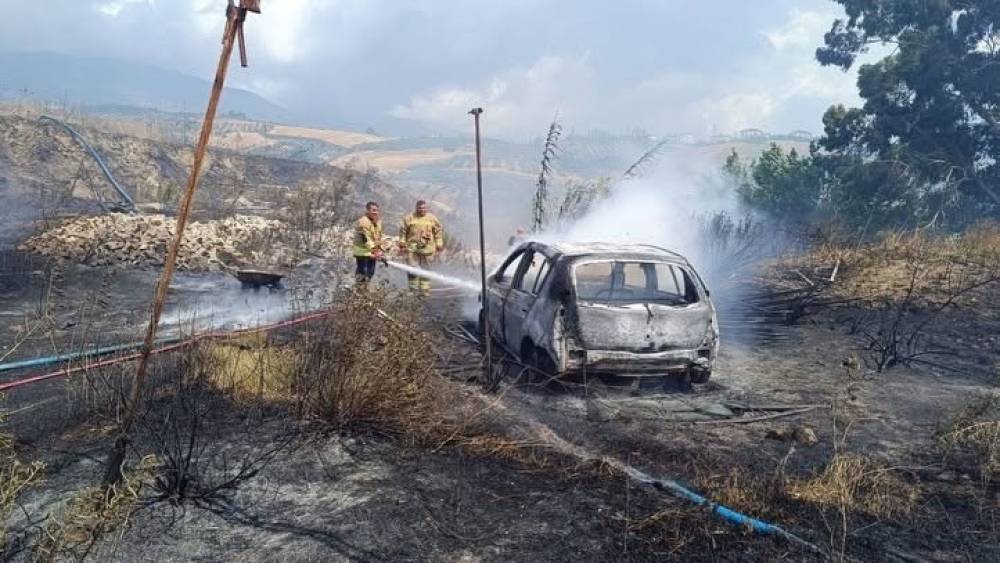 Bah&ccedil;ede başlayan yangında otomobil ve sera kullanılmaz hale geldi

