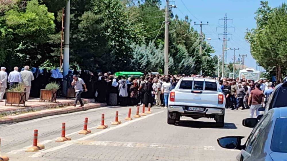 Batman&rsquo;da silahlı saldırıda hayatını kaybeden 3 kişi toprağa verildi

