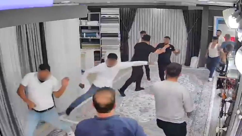 Sopa ve bı&ccedil;akla kovaladıkları adam perde d&uuml;kkanına dalınca ortalık karıştı; o anlar kamerada
