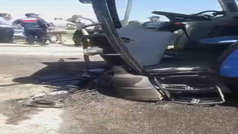 Muş&rsquo;ta yolcu treninin &ccedil;arptığı trakt&ouml;r ikiye ayrıldı
