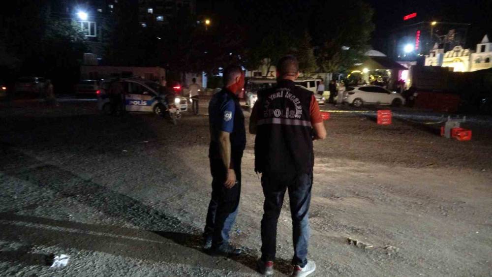 Malatya&rsquo;da d&uuml;ğ&uuml;nde kız meselesi kanlı bitti: 1 yaralı
