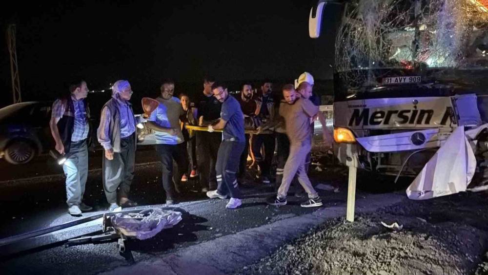 Şanlıurfa&rsquo;da yolcu otob&uuml;sleri &ccedil;arpıştı: 13 yaralı
