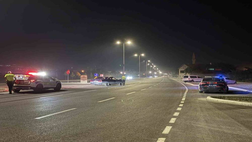 Oto tamircisi test i&ccedil;in &ccedil;ıktığı otomobille kaza yaptı: 2 yaralı
