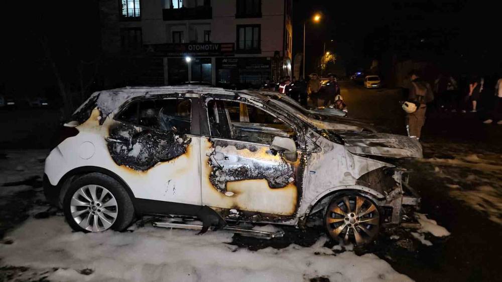 Avcılar&rsquo;da 3 otomobil alevlere teslim oldu: Kundaklama ş&uuml;phesi &uuml;zerinde duruluyor
