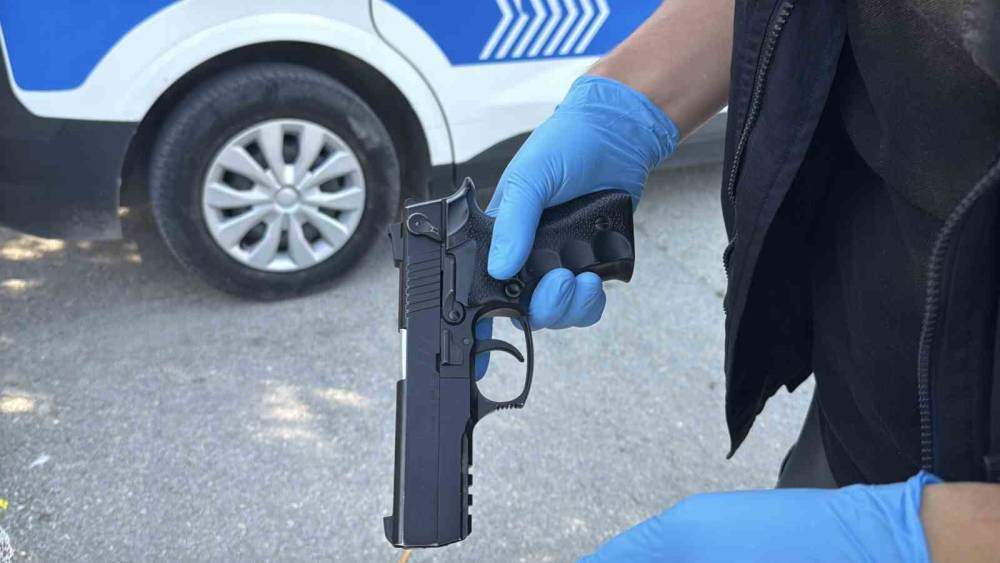 Sokak ortasındaki kavga sonrasında okulun &ouml;n&uuml;ndeki &ccedil;&ouml;p kutusunda tabanca &ccedil;ıktı
