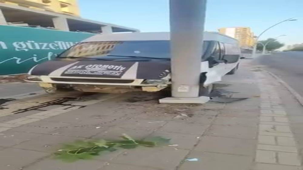 Diyarbakır&rsquo;da ara&ccedil; direğe &ccedil;arptı: 1 yaralı
