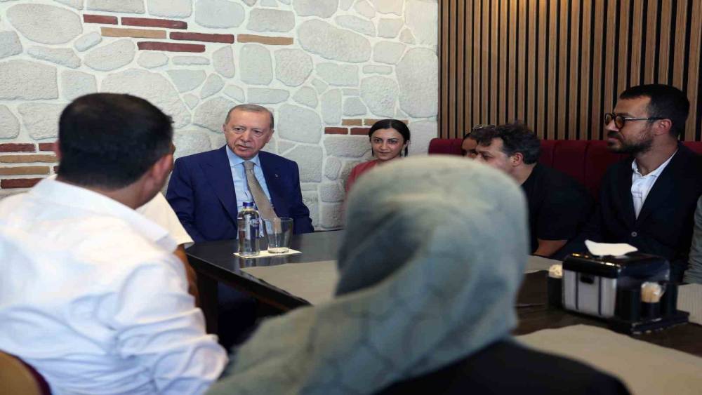 Cumhurbaşkanı Erdoğan, İstanbul&rsquo;da esnafı ziyaret etti
