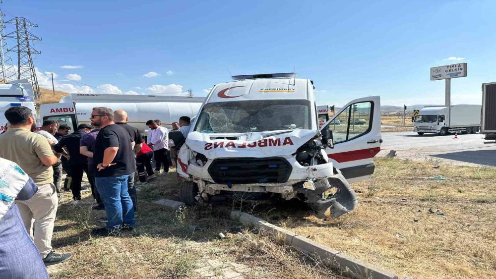 &Ccedil;orum&rsquo;da ambulans ile cip &ccedil;arpıştı: 5 yaralı
