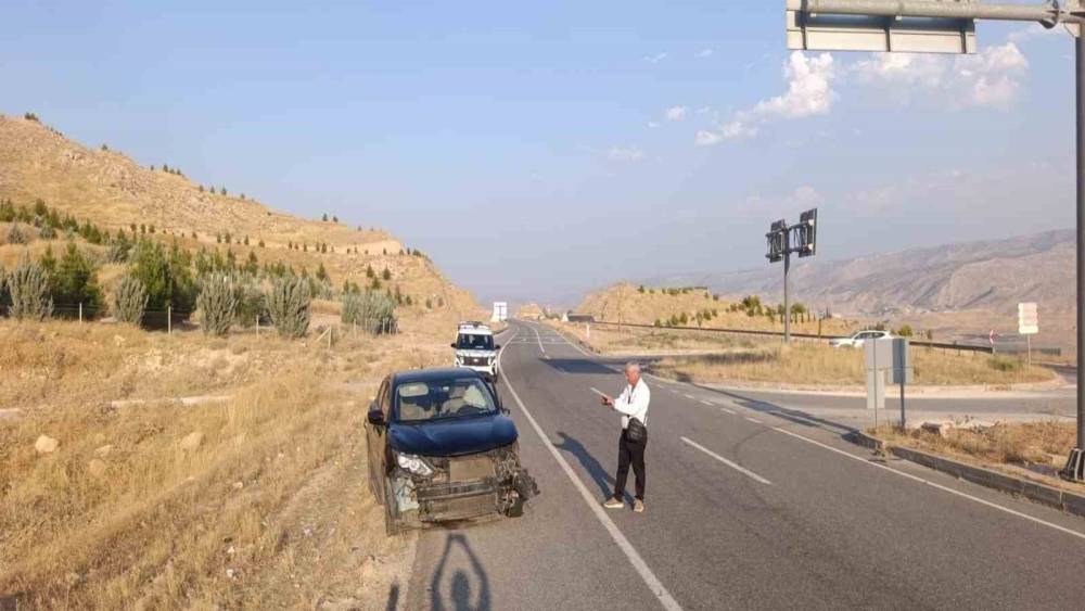 Hasankeyf&rsquo;te kamyon ve otomobil &ccedil;arpıştı: 2 yaralı
