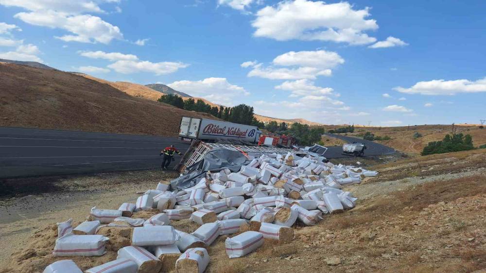 Bing&ouml;l&rsquo;de saman y&uuml;kl&uuml; tır devrildi: 1 yaralı
