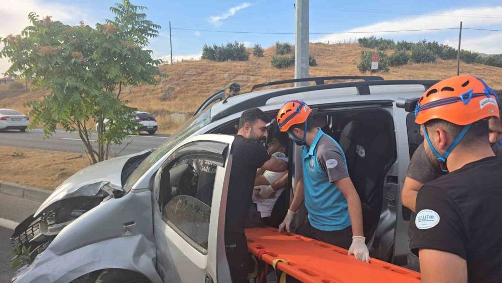 Bing&ouml;l&rsquo;de hafif ticari ara&ccedil; aydınlatma direğine &ccedil;arptı: 1 yaralı
