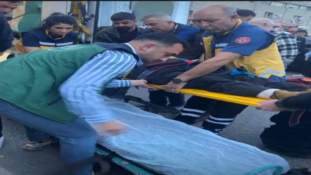Erzincan&rsquo;da motosiklet yayaya &ccedil;arpma anı g&uuml;venlik kamerasına yansıdı: 2 ağır yaralı
