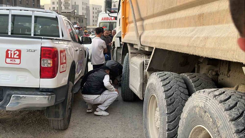 Motosiklet s&uuml;r&uuml;c&uuml;s&uuml;n&uuml;n &ouml;ld&uuml;ğ&uuml; kazayı g&ouml;rmek isteyen meraklı vatandaşlar birbiriyle yarıştı
