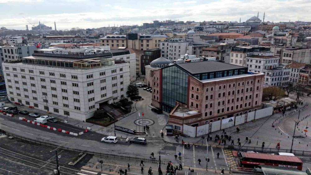 İstanbul iş d&uuml;nyası bug&uuml;n sandık başında

