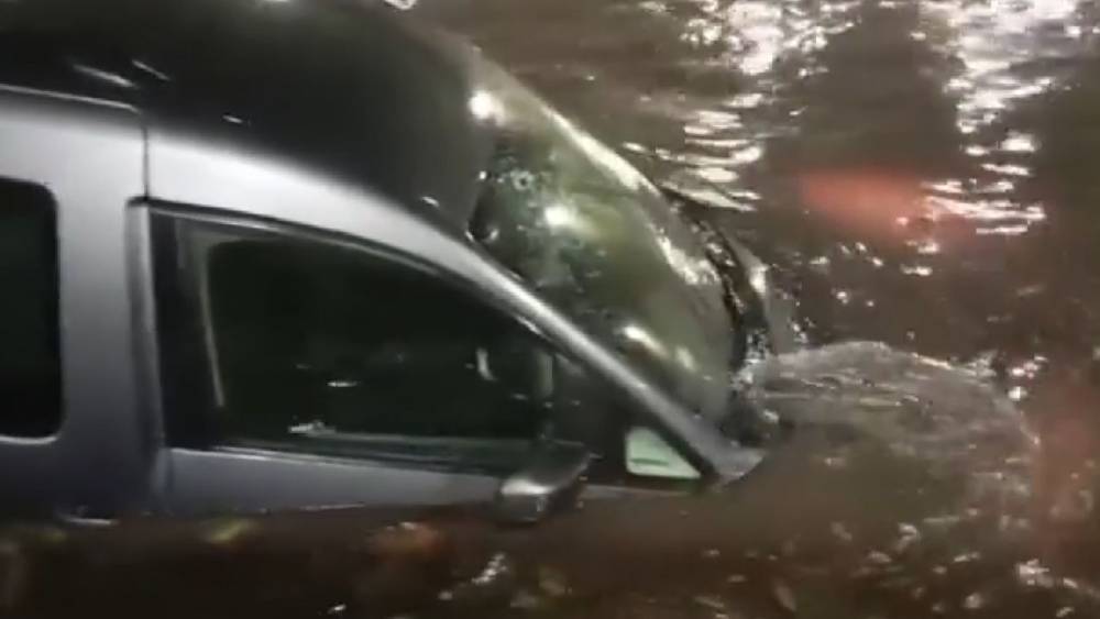 Pendik&rsquo;te alt ge&ccedil;idi su bastı, s&uuml;r&uuml;c&uuml; ve kızı mahsur kaldı
