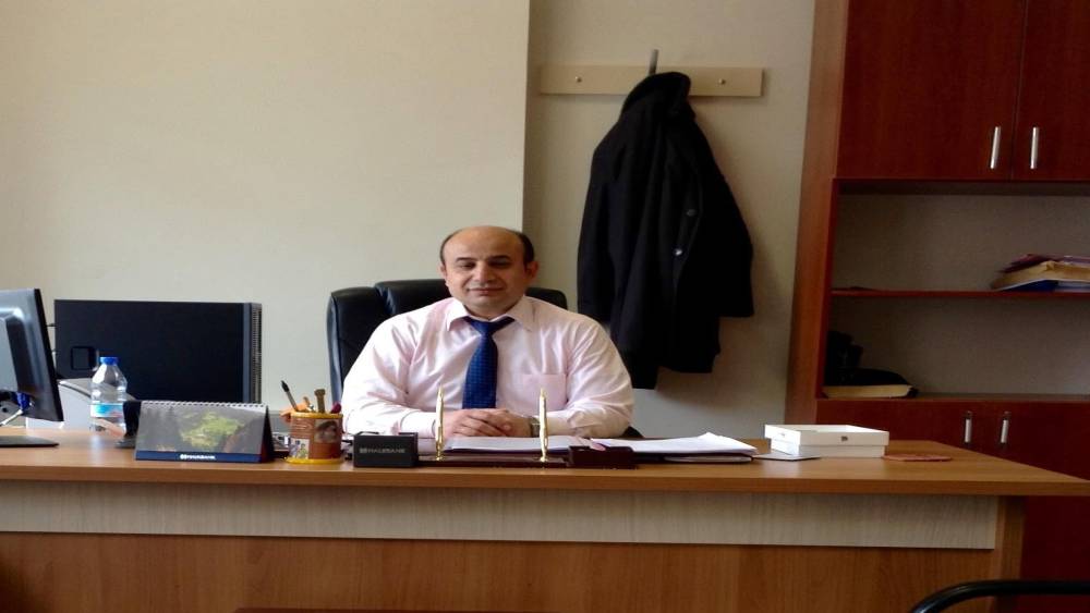 Erzincan&rsquo;da adliye personeli &ccedil;atıdan d&uuml;şerek hayatını kaybetti
