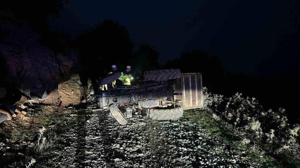 Bilecik&rsquo;te devrilen trakt&ouml;r&uuml;n altında kalan s&uuml;r&uuml;c&uuml; hayatını kaybetti
