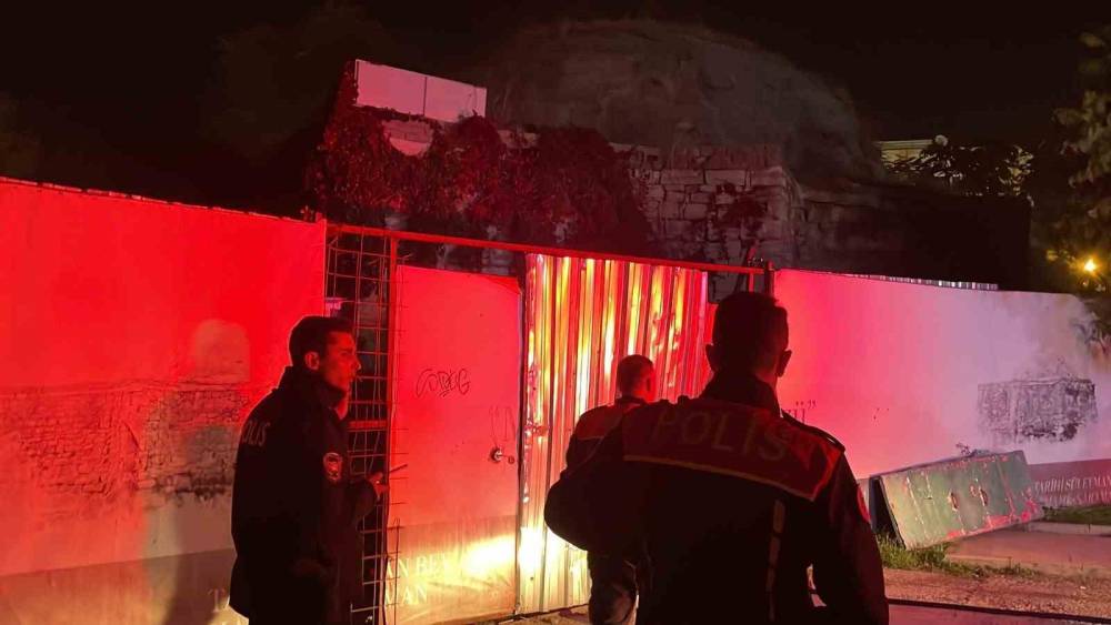 Karaman&rsquo;da tarihi hamamın bah&ccedil;esinde yangın
