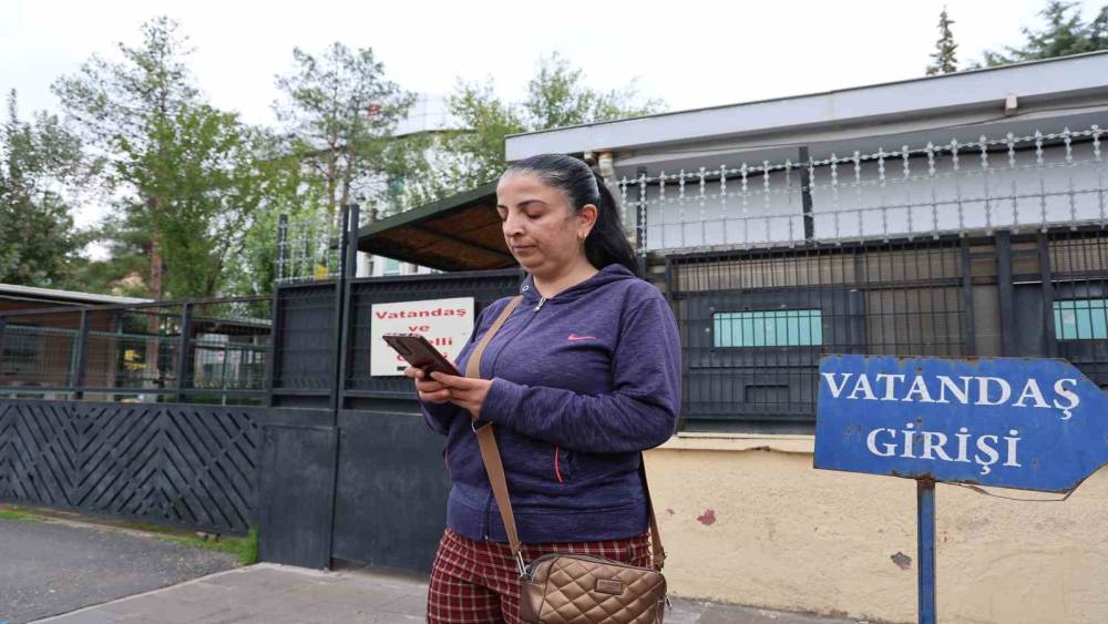 Diyarbakır&rsquo;da akılalmaz dolandırıcılık: Aile fertlerinin şeceresine kadar s&ouml;yleyip 1.2 kilo altını aldılar
