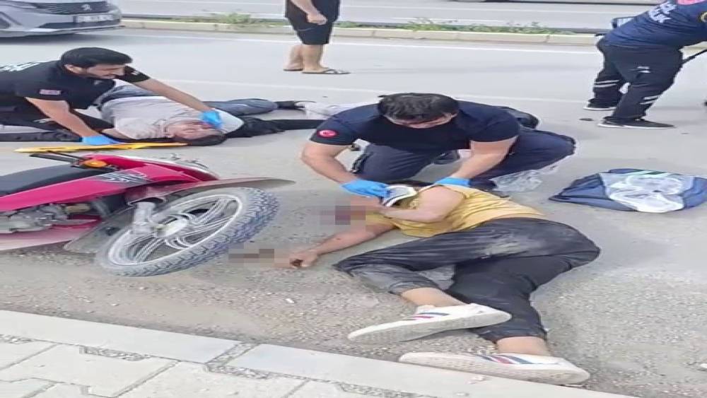 Tırla &ccedil;arpışan motosikletteki 3 gen&ccedil; yaralandı
