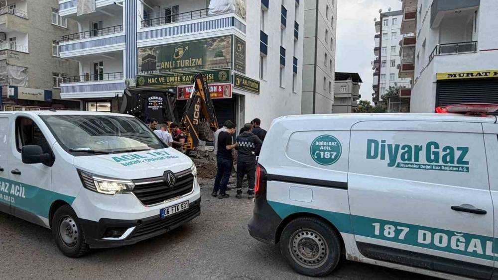 Diyarbakır&rsquo;da &ccedil;alışma esnasında doğal gaz borusu &ccedil;atladı, ekipler harekete ge&ccedil;ti
