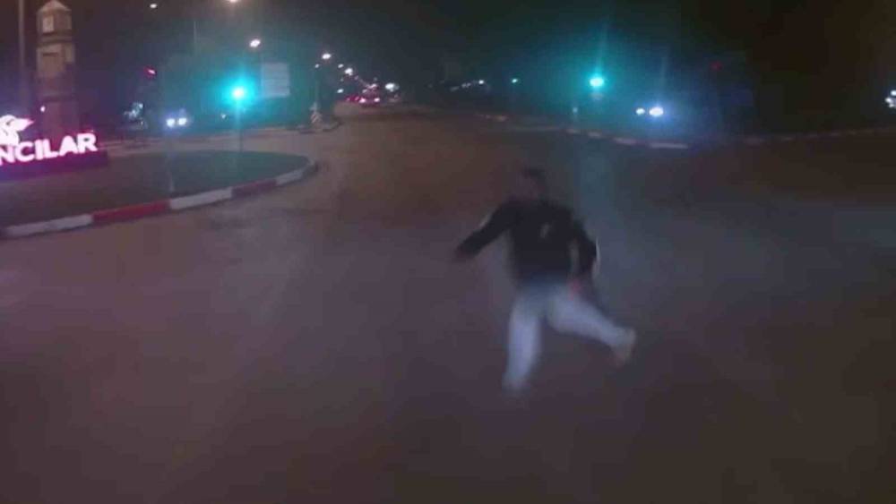 Elazığ&rsquo;da kamyonun yayaya &ccedil;arpma anı ara&ccedil; kamerasında
