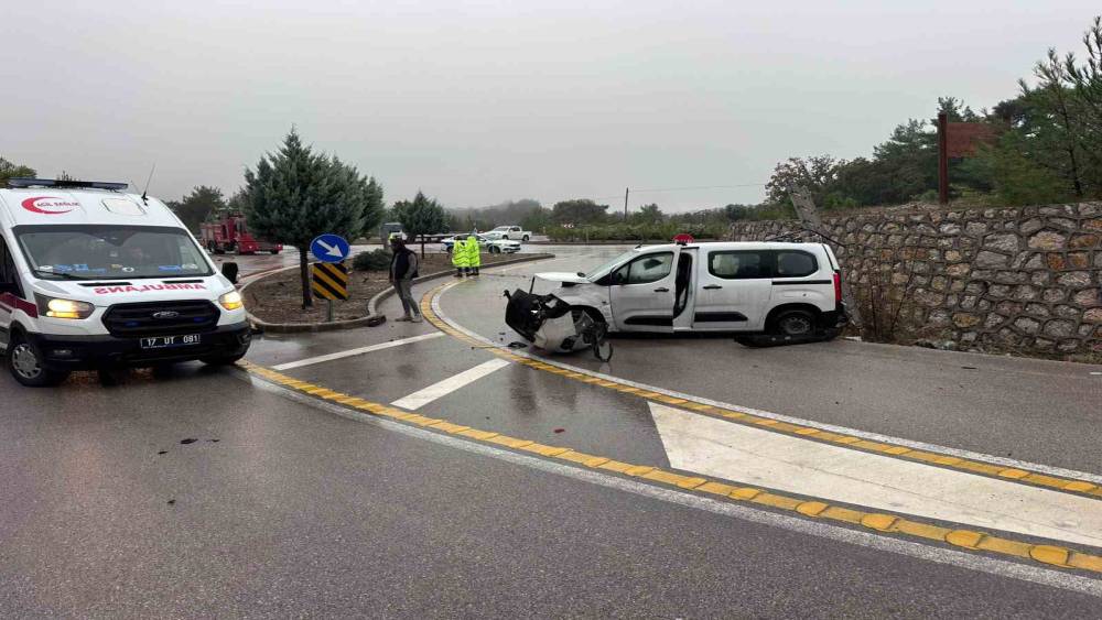 &Ccedil;anakkale&rsquo;de hafif ticari ara&ccedil; takla attı, s&uuml;r&uuml;c&uuml; yaralandı
