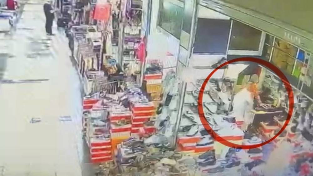 Spor ayakkabı almak i&ccedil;in iş yerini dolandırdı
