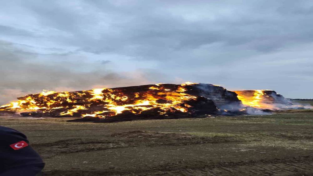 Yıldırım d&uuml;şt&uuml;, 500 ton saman balyası alev alev yandı
