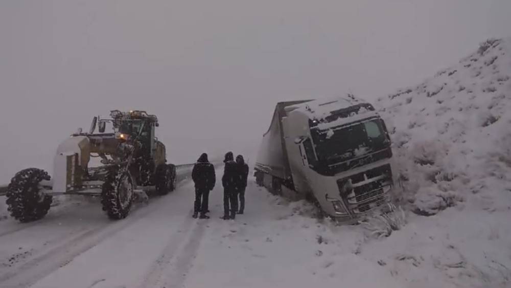 Van’da kar yağışı trafik kazalarına neden oldu, yol saatlerce ulaşıma kapandı
