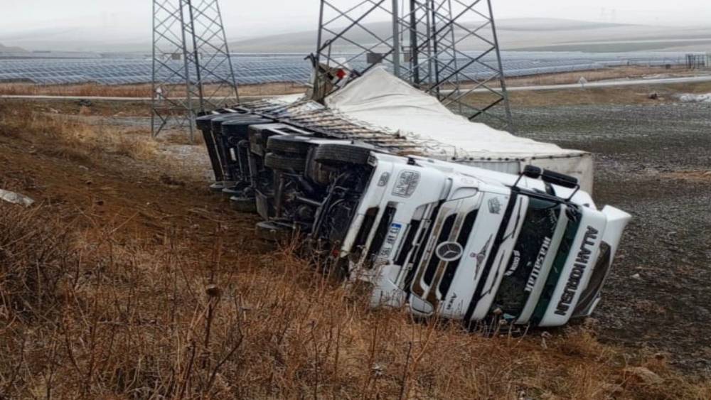 Muş&rsquo;ta tır şarampole yuvarlandı
