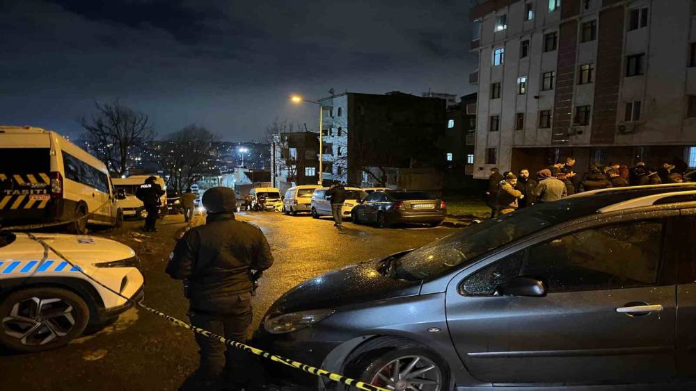 Bah&ccedil;elievler&rsquo;de uyuşturucu satıcılarına operasyon: Jandarmaya ateş a&ccedil;ıldı
