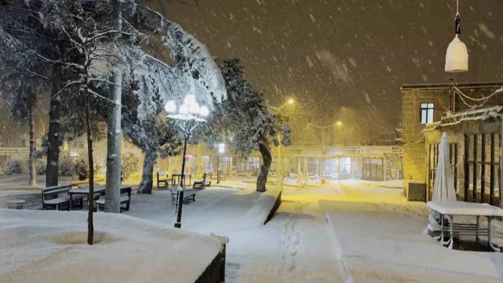 Aksaray merkez ve il&ccedil;elerde kar yağışı etkili oluyor
