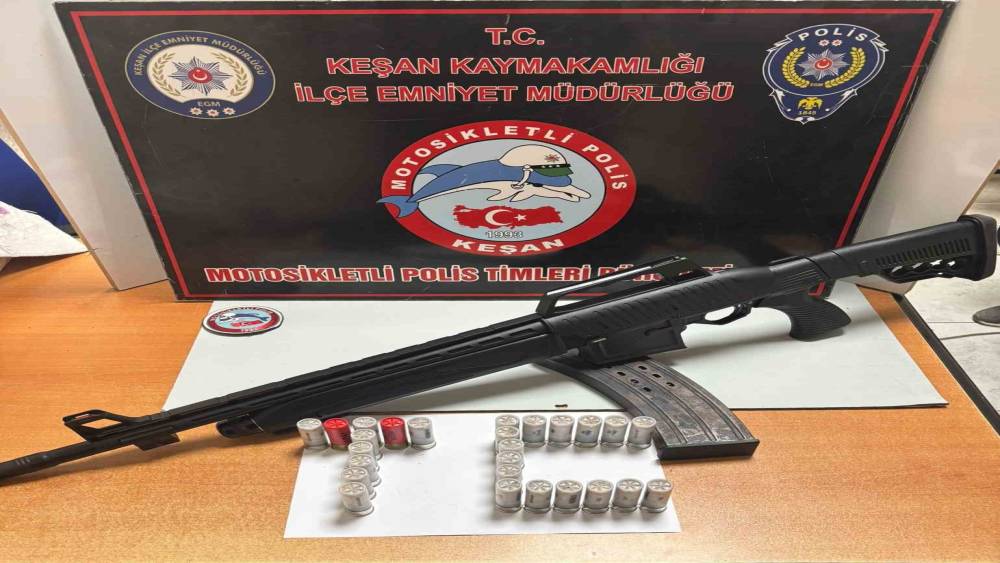 Halının i&ccedil;erisine gizlenmiş av t&uuml;feği ele ge&ccedil;irildi
